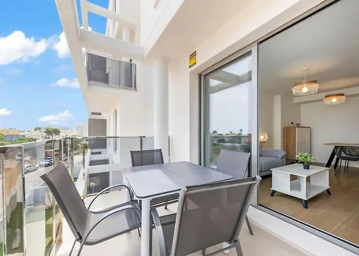 Port And Apartment. Appartement